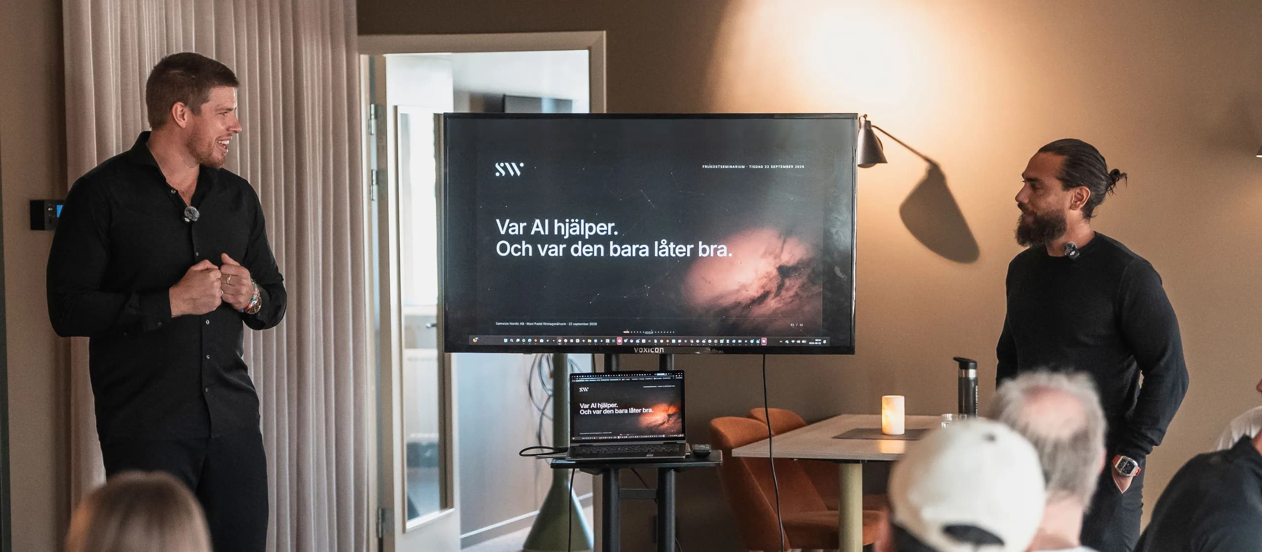 Frukostseminariet på Maxi Padel: Emil och Melvin vid skärmen med rubriken Var AI hjälper, publiken sedd bakifrån