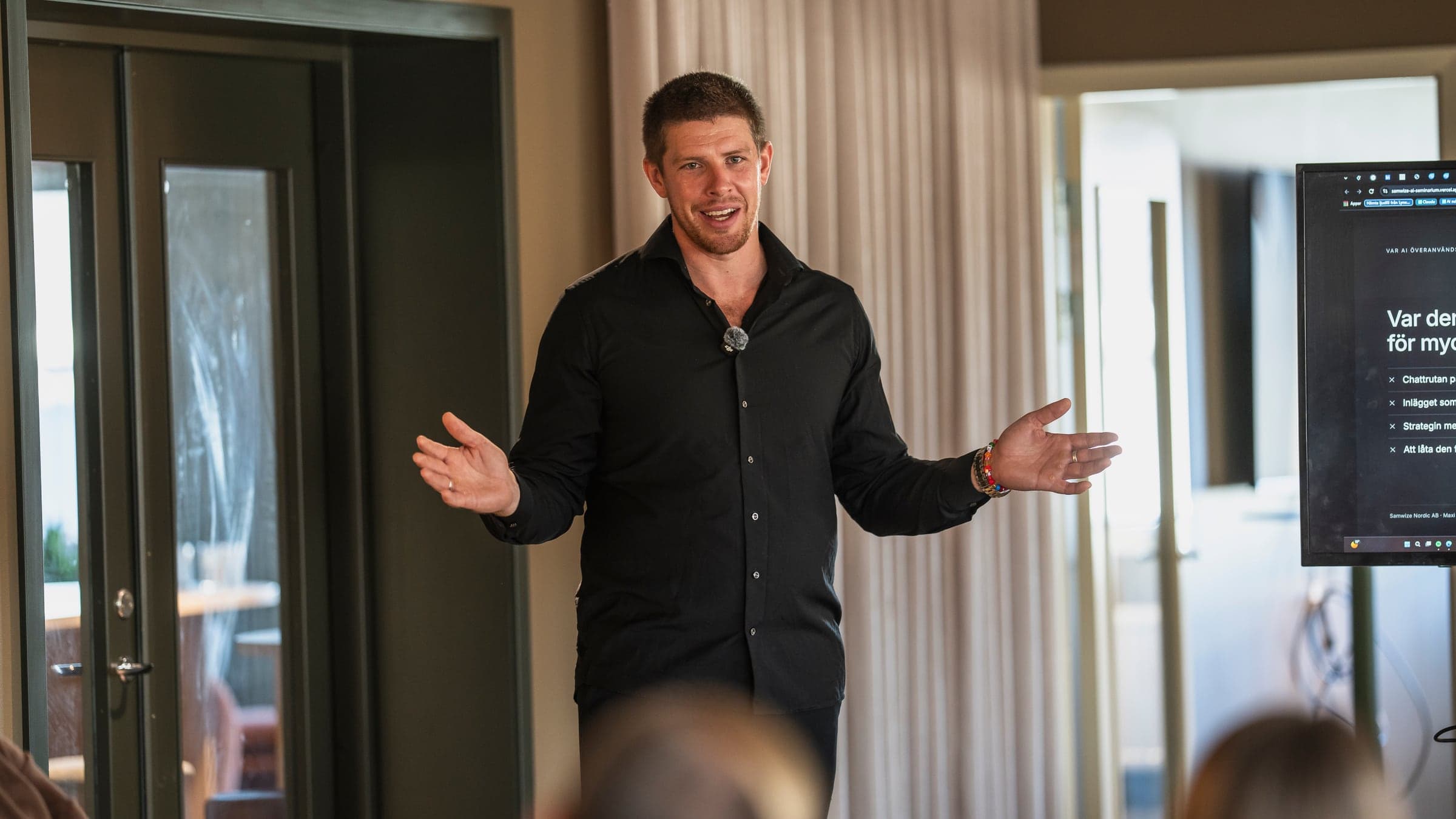 Emil Almkvist talar inför publiken på frukostseminariet på Maxi Padel