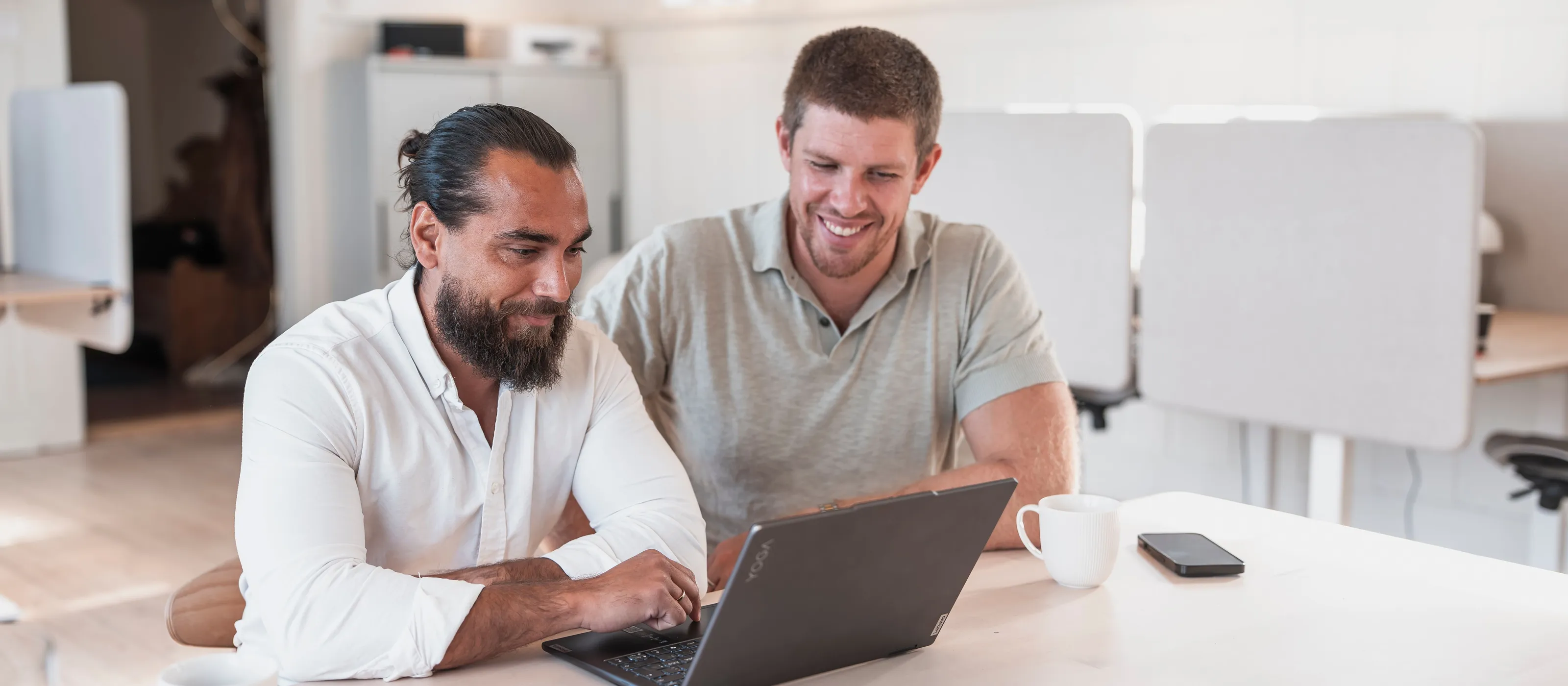 Melvin Gustavsson och Emil Almkvist går igenom ett upplägg vid en laptop